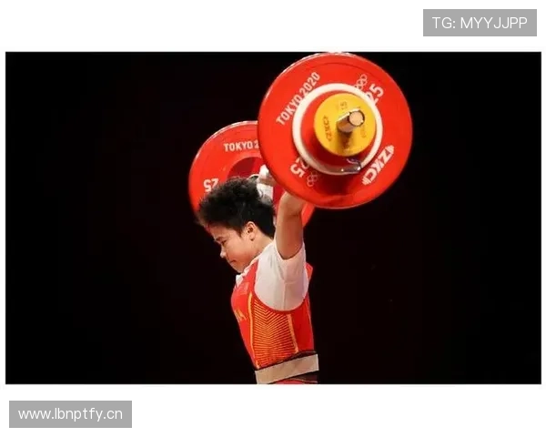 侯志慧训练完顺手拎起杠铃当买菜篮子