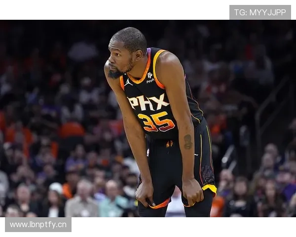 杜兰特今天换了条项链，直接闪瞎我这穷人的眼睛！